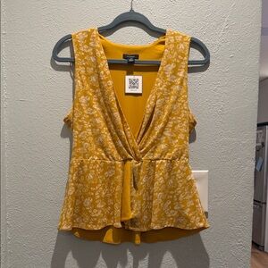 EUC Halogen Mustard Yellow V-Neck top.
PTP 18”, Length 23”